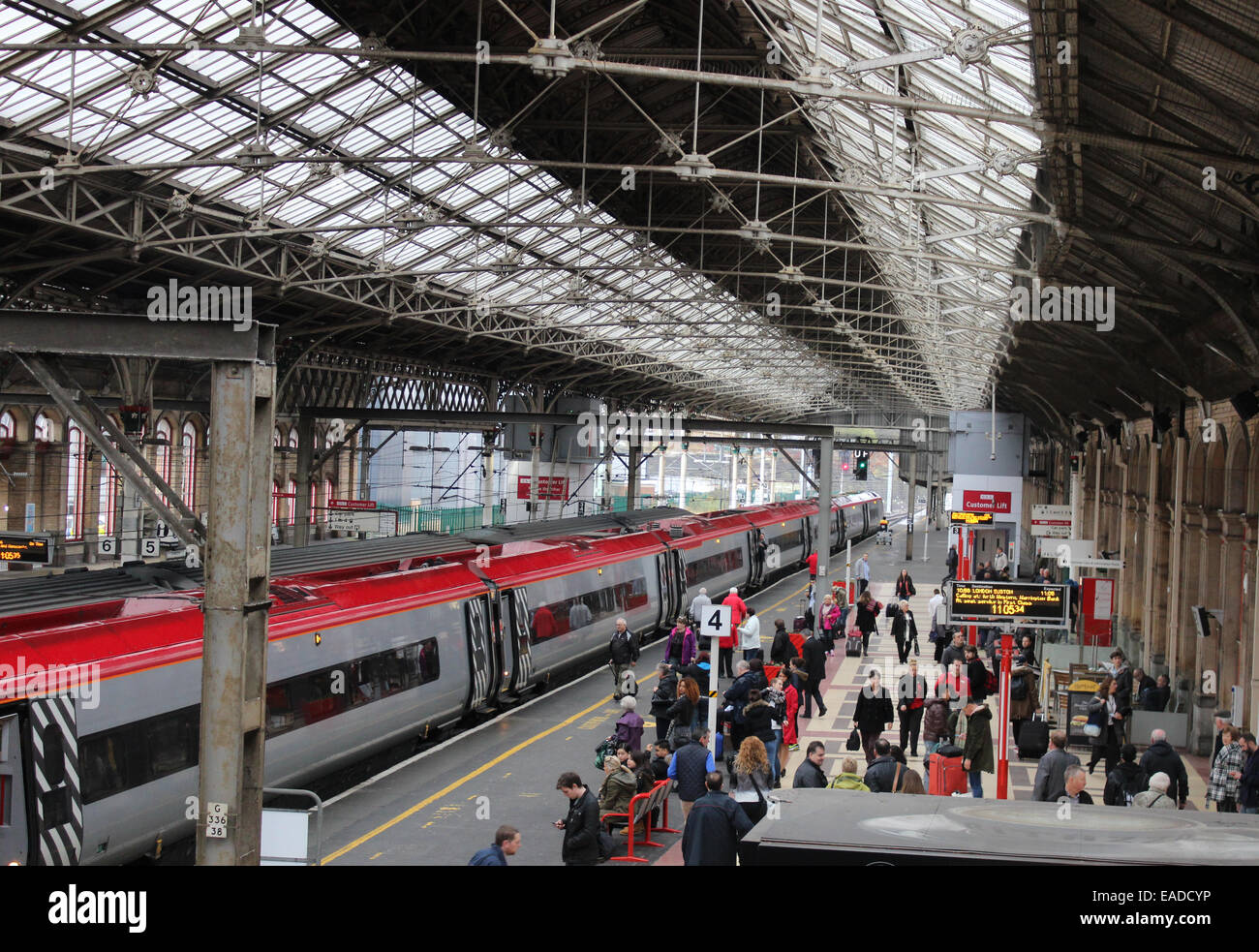 Virgin pendolino treno elettrico in corrispondenza della piattaforma 4 in Preston con un servizio a Londra Euston sulla linea principale della Costa Occidentale (WCML) Foto Stock