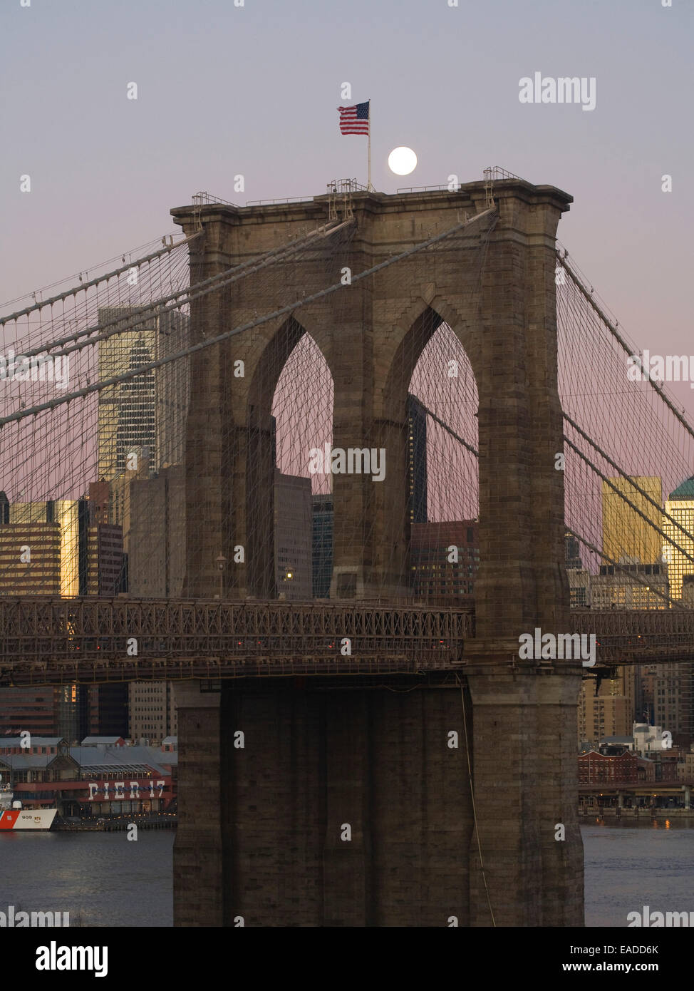 Luna piena sopra il ponte di Brooklyn Foto Stock