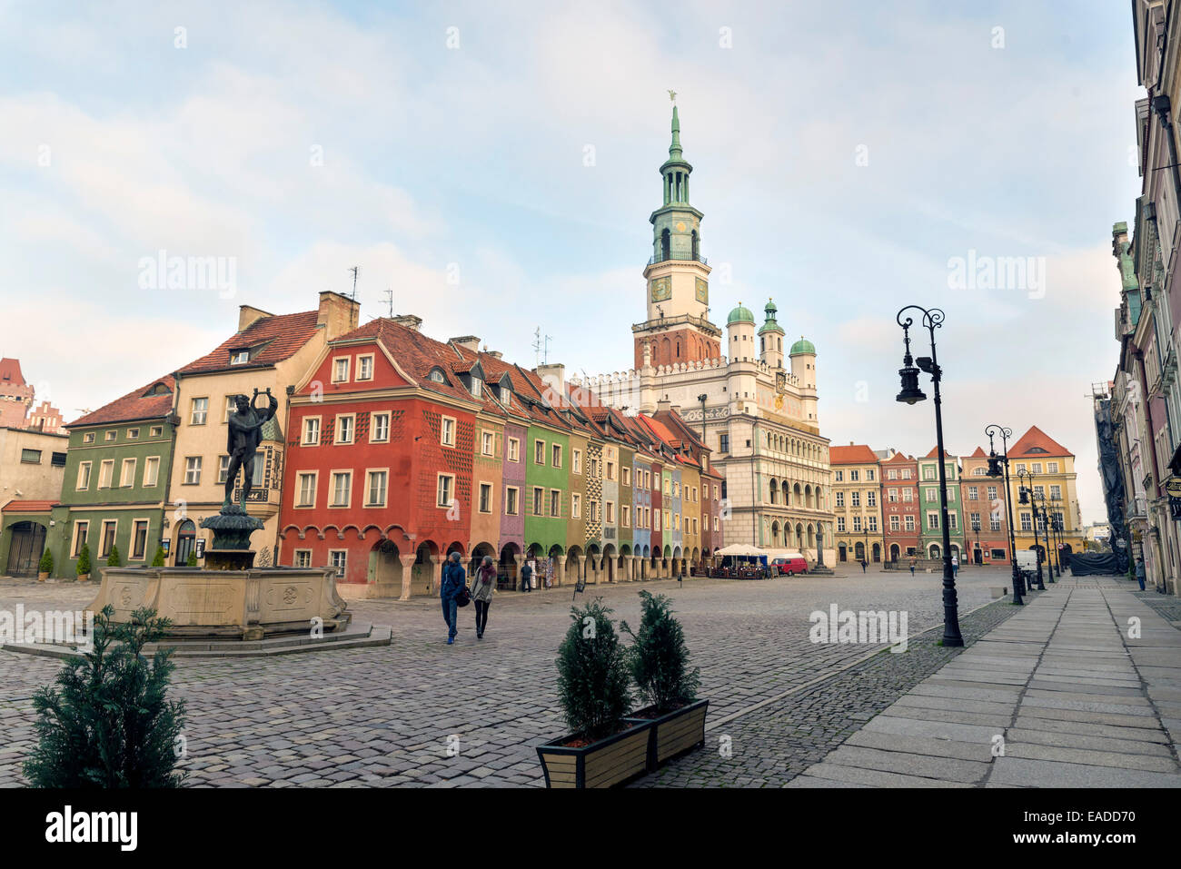 POZNAN, Polonia - 24 ottobre 2014: variopinta antico casamento case e antico municipio in Piazza del Mercato Vecchio, Poznan, Polonia Foto Stock