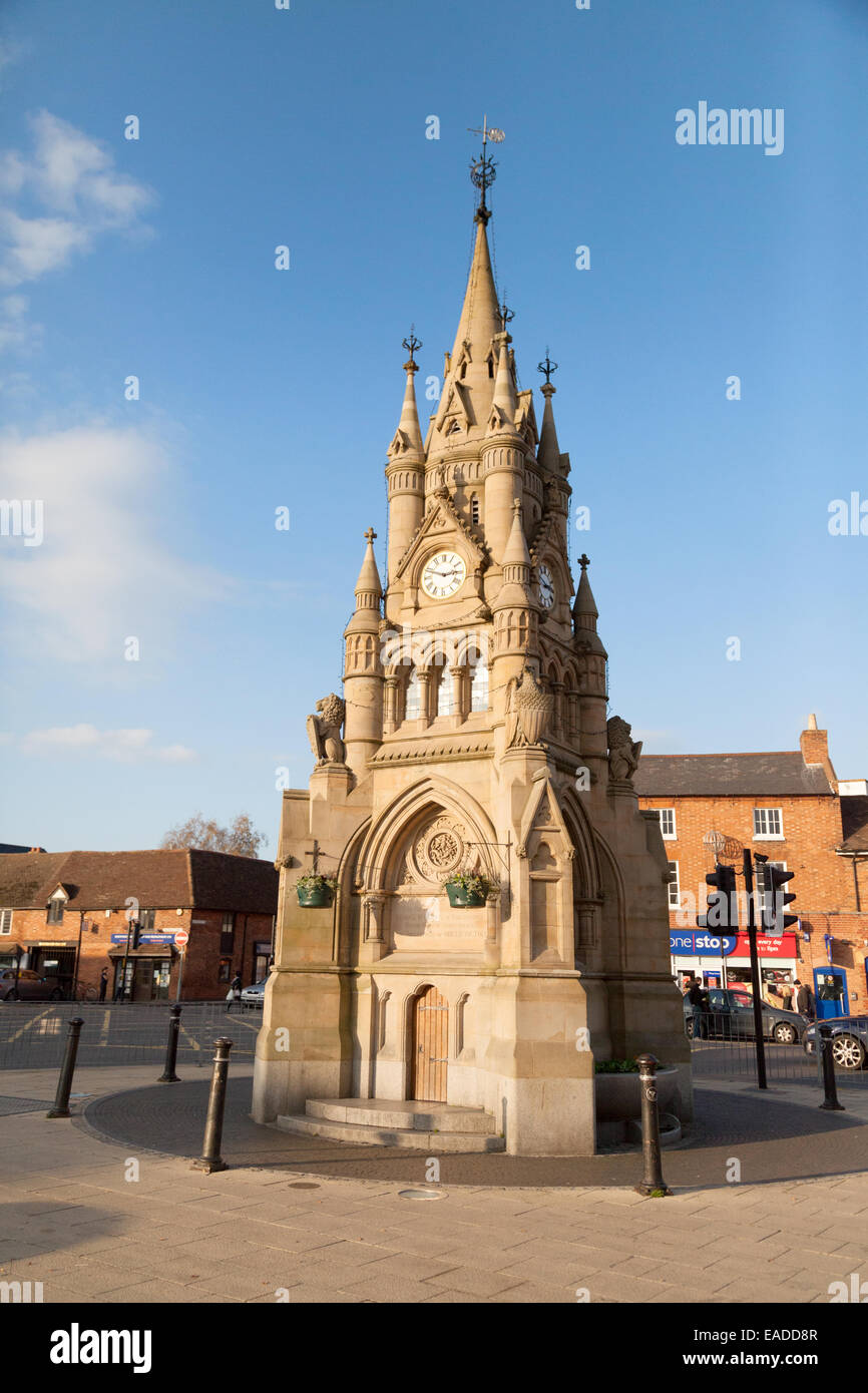 La American Fontana e la torre dell orologio, la Piazza del Mercato di Stratford upon Avon Warwickshire England Regno Unito Foto Stock