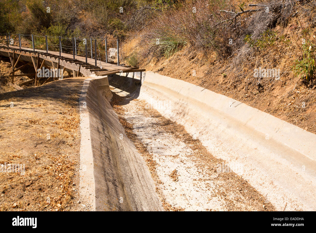 Un vuoto di idro canal che solitamente richiede acqua per un impianto idroelettrico come parte del Tule River idrostatico del sistema. La maggior parte della California è ora in eccezionale siccità, il grado più alto di classificazione delle siccità. Di norma lo stato genera il 20% della sua elettricità dalle centrali idroelettriche, a causa della siccità questo è scesa al 10%. Foto Stock