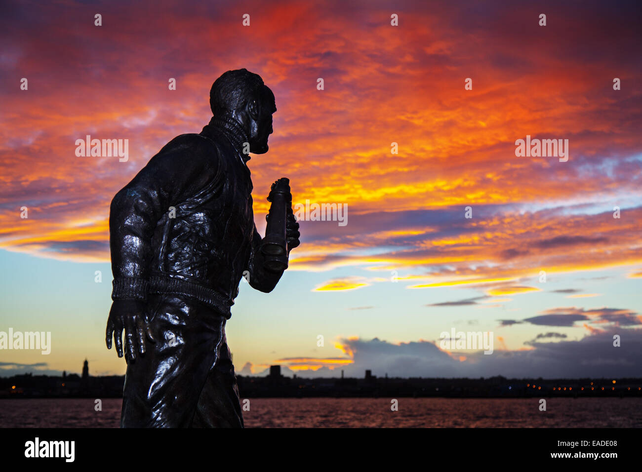 Seconda Guerra Mondiale, seconda Guerra Mondiale, seconda Guerra Mondiale, seconda Guerra Mondiale, statua a forma di figura della seconda Guerra Mondiale a Liverpool, Merseyside, Regno Unito 12 Novembre 2014. Meteo Regno Unito. "Al calare del sole e al mattino, li ricorderemo." Capitan Walker Memorial, Pierhead, Liverpool, Captain F J Walker CB DSO*** RN comandò il 36° Escort e il 2° gruppo di supporto con sede a Liverpool, fu pioniere di tattiche antisommergibile altamente efficaci e affondò più U-boats di qualsiasi altro comandante britannico o alleato. Morì nel 1944, dopo aver ricevuto il distinto Ordine di Servizio non meno di quattro volte. Foto Stock