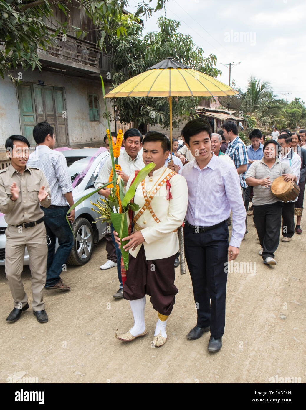 Lo sposo conduce processione,parade al matrimonio locale a borgo a pochi chilometri da Luang Prabang, Laos, Asia sud-orientale, Asia Foto Stock