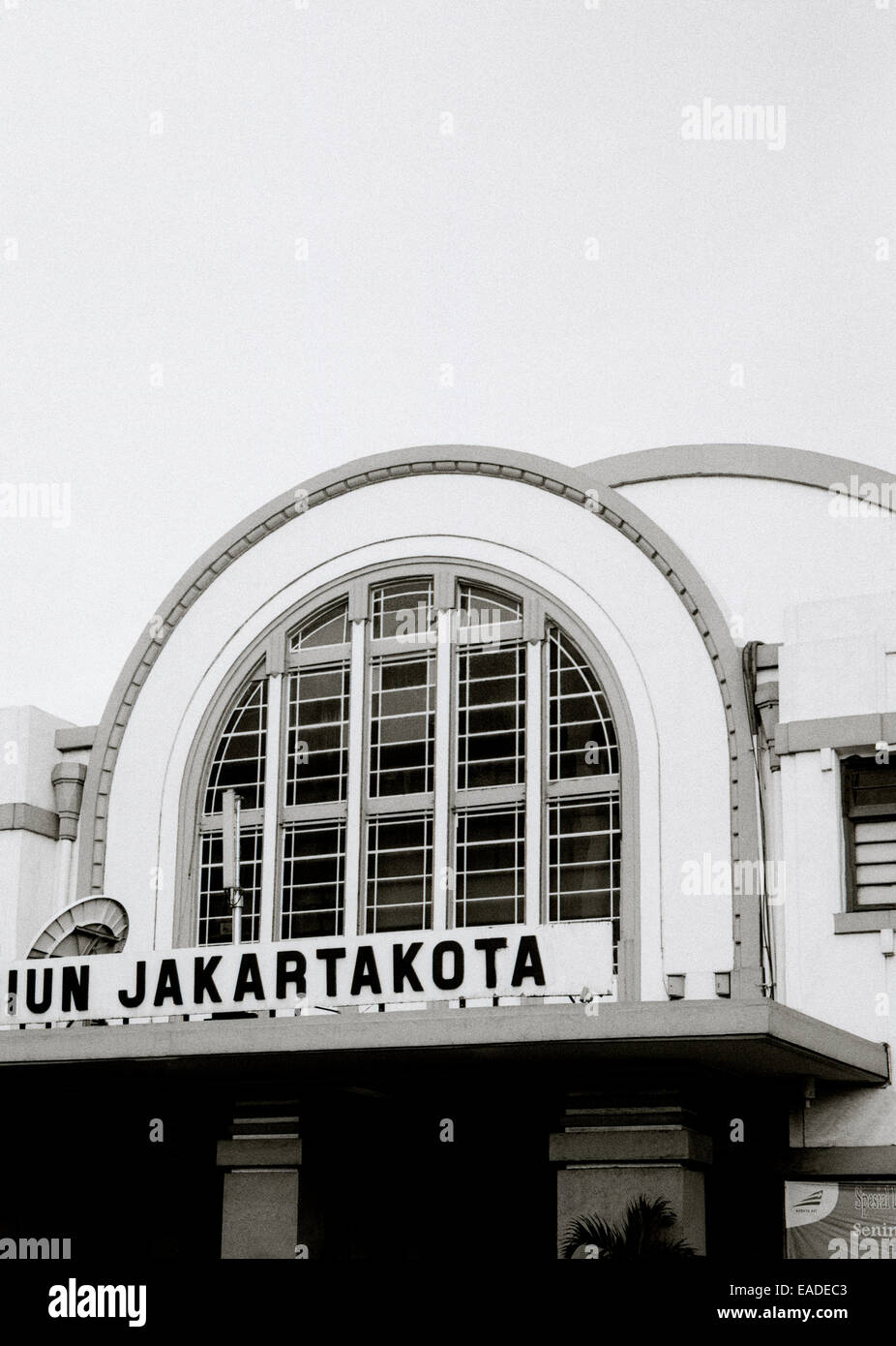 Art deco architectecture di Jakarta Kota stazione ferroviaria edificio a Giacarta in Java in Indonesia nel sud-est asiatico in Estremo Oriente. Viaggi di trasporto Foto Stock