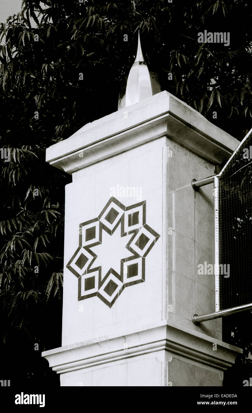 Simbologia islamica al di fuori della Moschea Istiqlal a Giacarta in Java in Indonesia nel sud-est asiatico in Estremo Oriente. Arte Viaggi musulmano Foto Stock