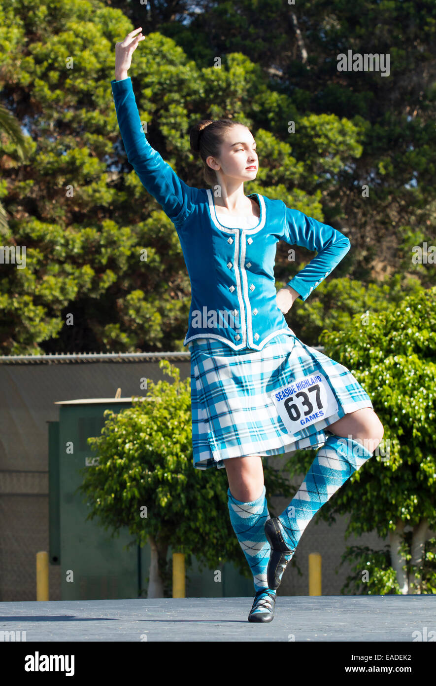 Ballerino femmina eseguendo una danza tradizionale dalla regione delle Highlands della Scozia Foto Stock