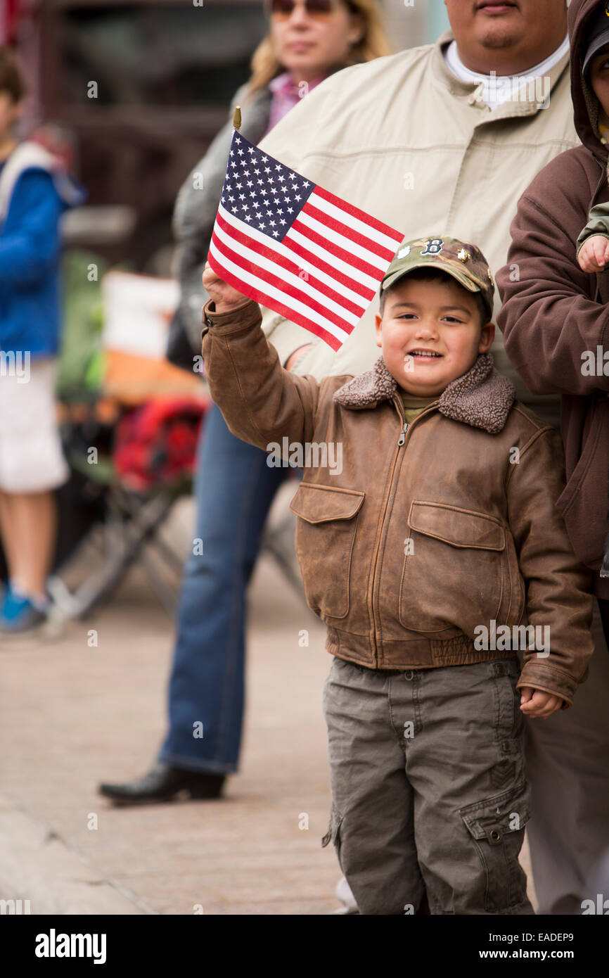 Ben wishers line up sul marciapiede sul Congress Avenue di Austin in Texas per mostrare il loro sostegno durante il veterano annuale la parata del giorno Foto Stock