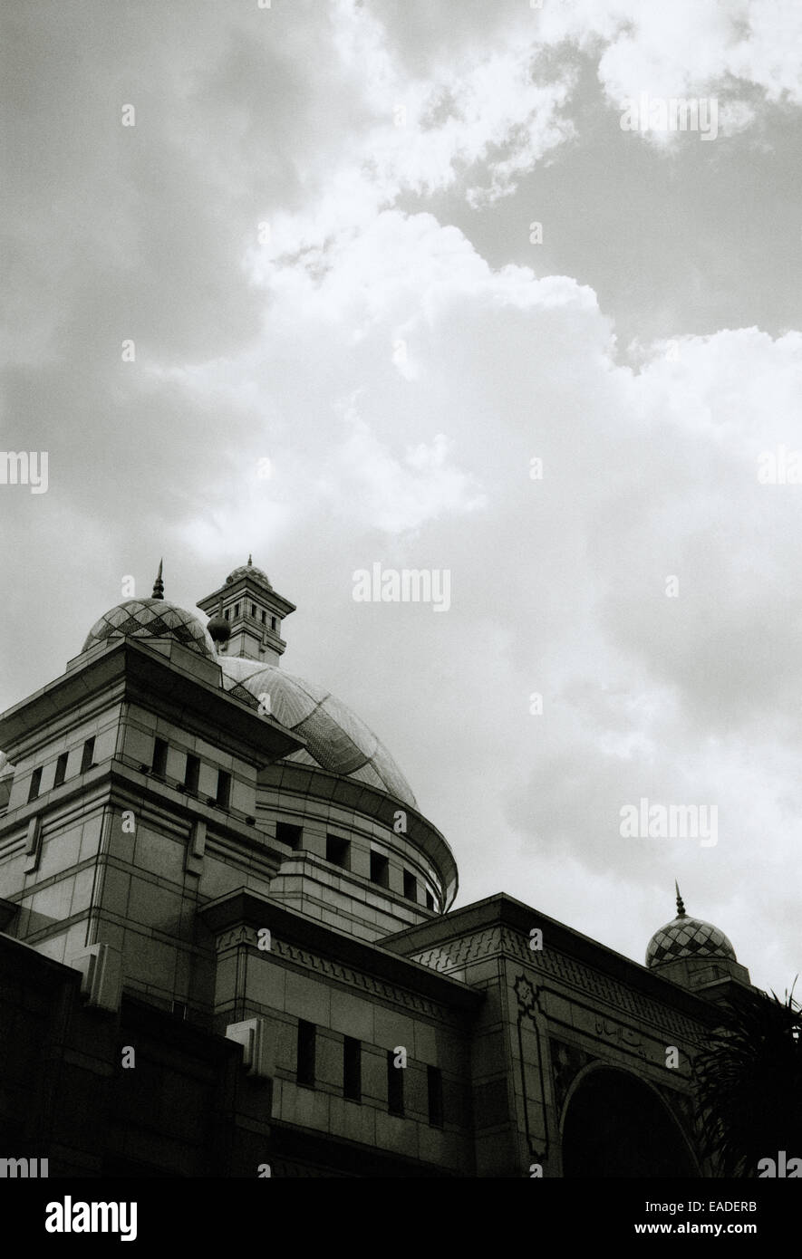 Fotografia di viaggio - Il Baitul Ihsan Moschea a Giacarta in Indonesia Java nel sud-est asiatico in Estremo Oriente. Edificio di architettura Sky islam musulmani islamici Foto Stock