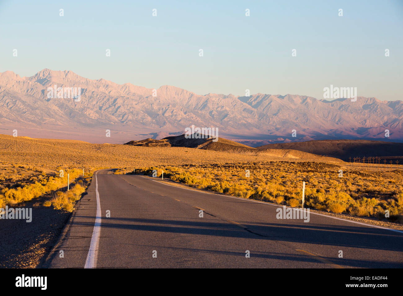 Alba luce sulle pendici orientali del Great Western montagne dividono dalla strada nella Death Valley, California, Stati Uniti d'America. Foto Stock