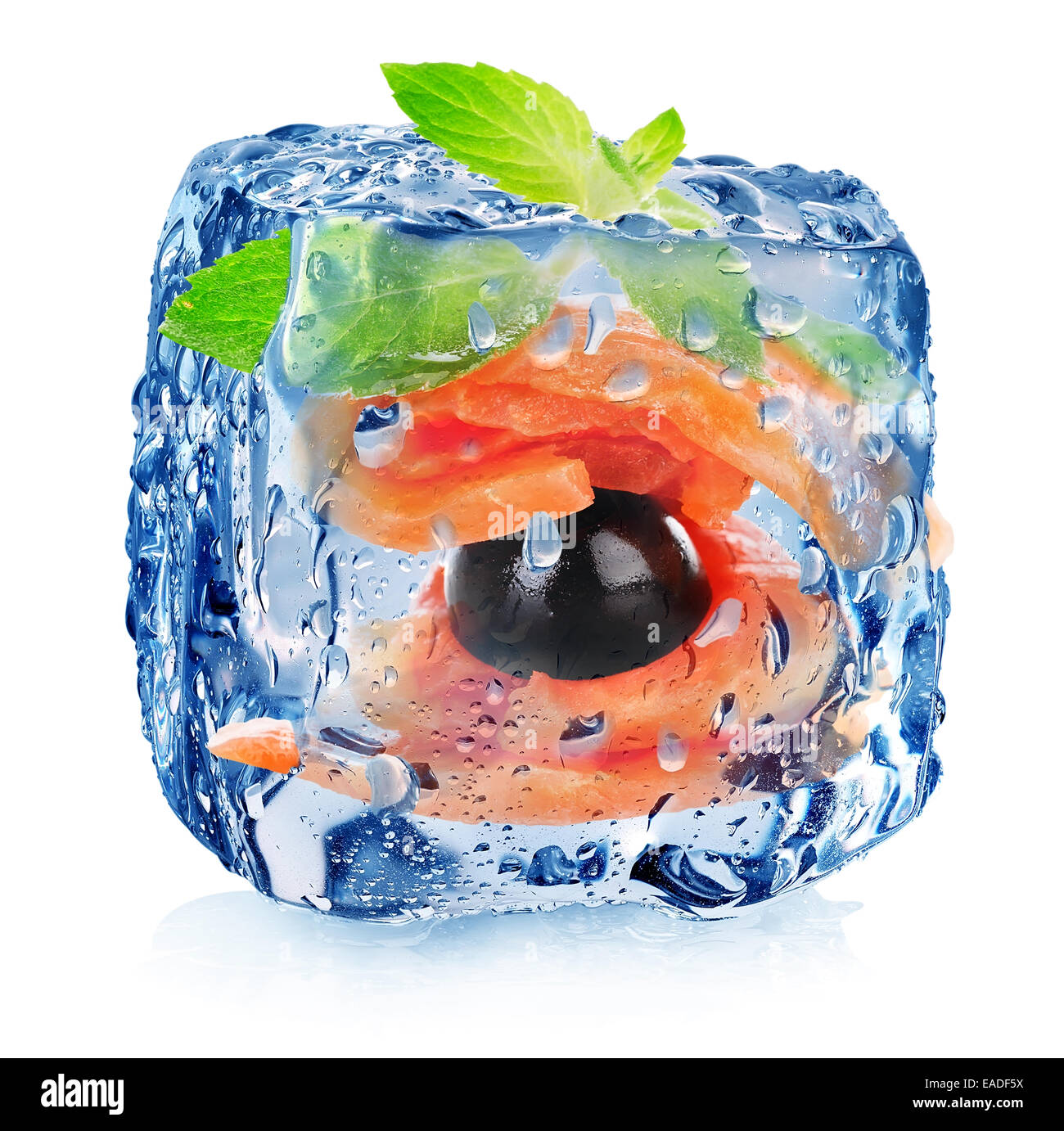 Il cubo di ghiaccio con filetto di pesce isolato su bianco Foto Stock