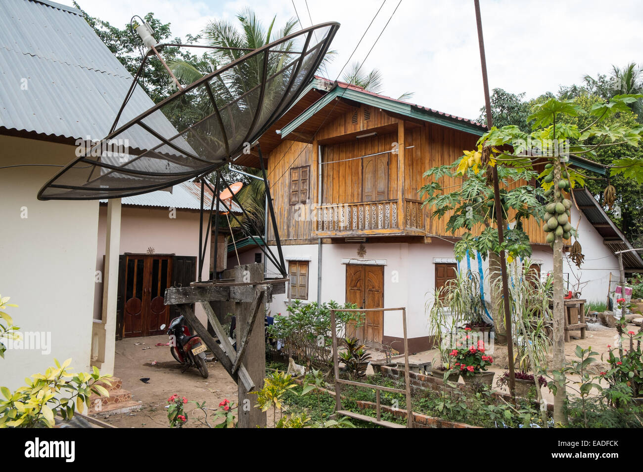 Enorme parabola satellitare fuori casa locale di Ban Xang Khong borgo a pochi chilometri da Luang Prabang, Laos, sud-est asiatico Foto Stock