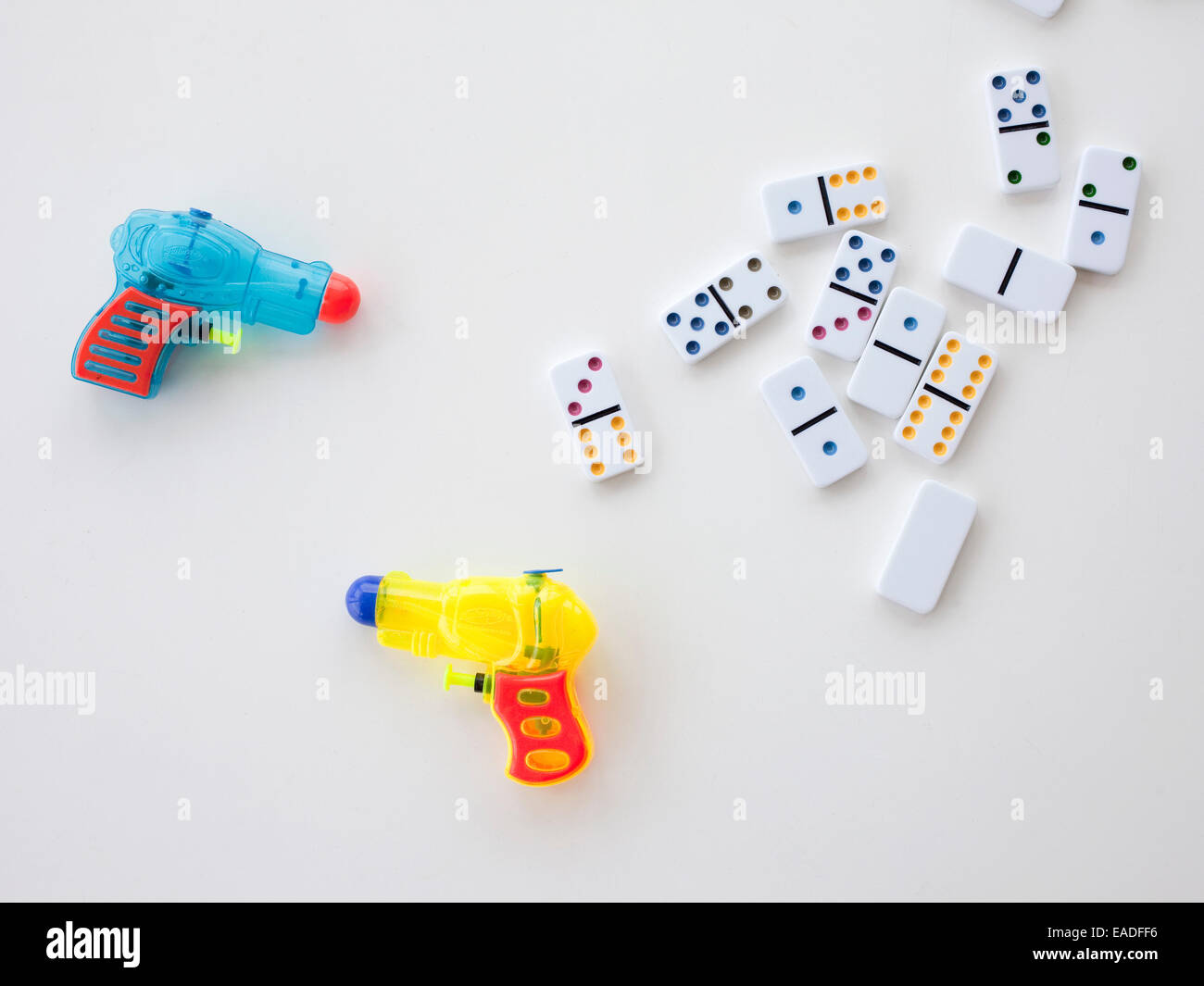 Domino e pistole ad acqua Foto Stock