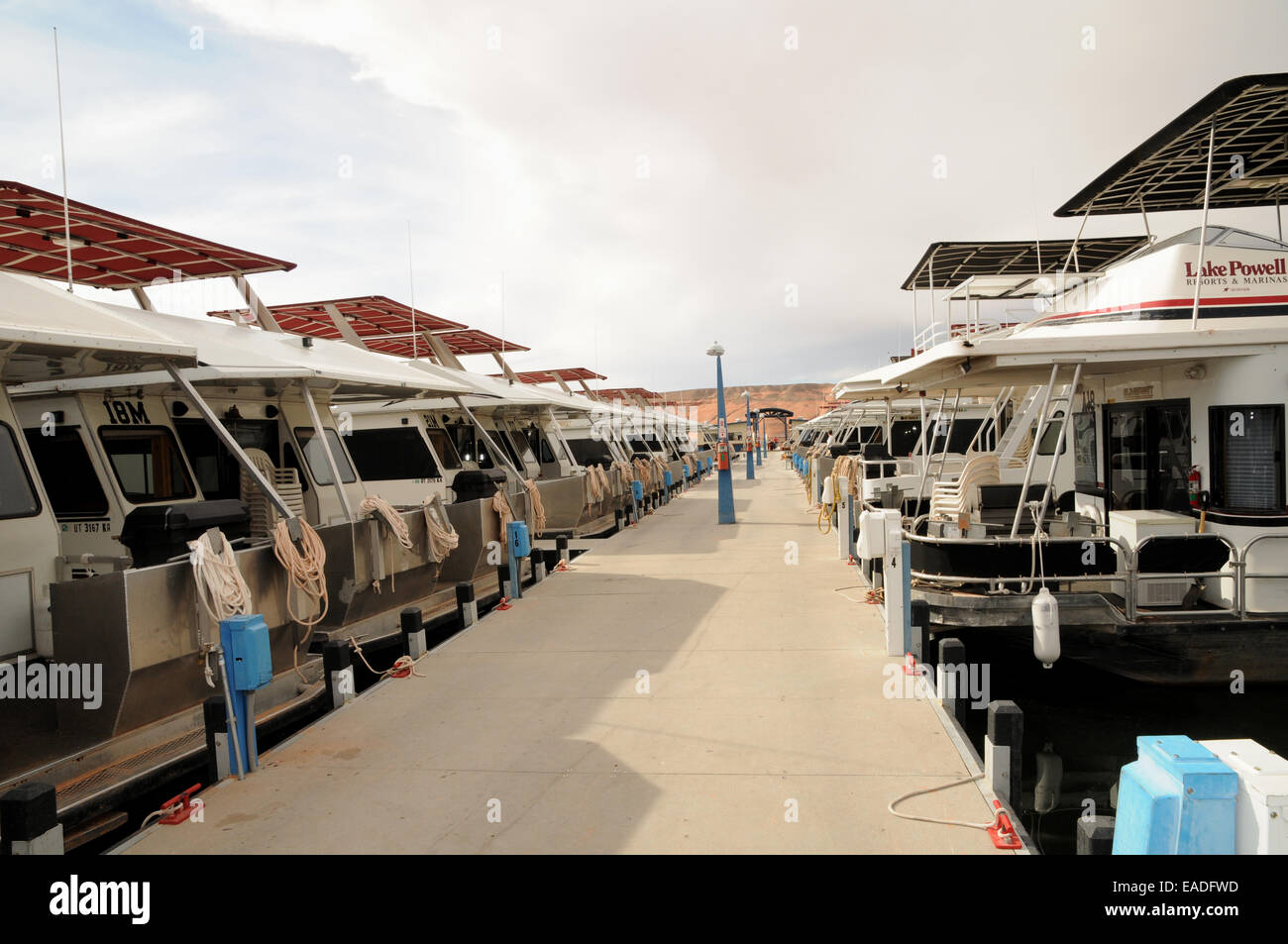 Fuori stagione ormeggiati fino houseboats a Bullfrog Marina, Lake Powell, Utah. Foto Stock