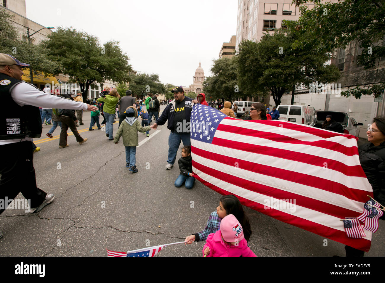 Ben wishers line up sul marciapiede sul Congress Avenue di Austin in Texas per mostrare il loro sostegno durante il veterano annuale la parata del giorno Foto Stock