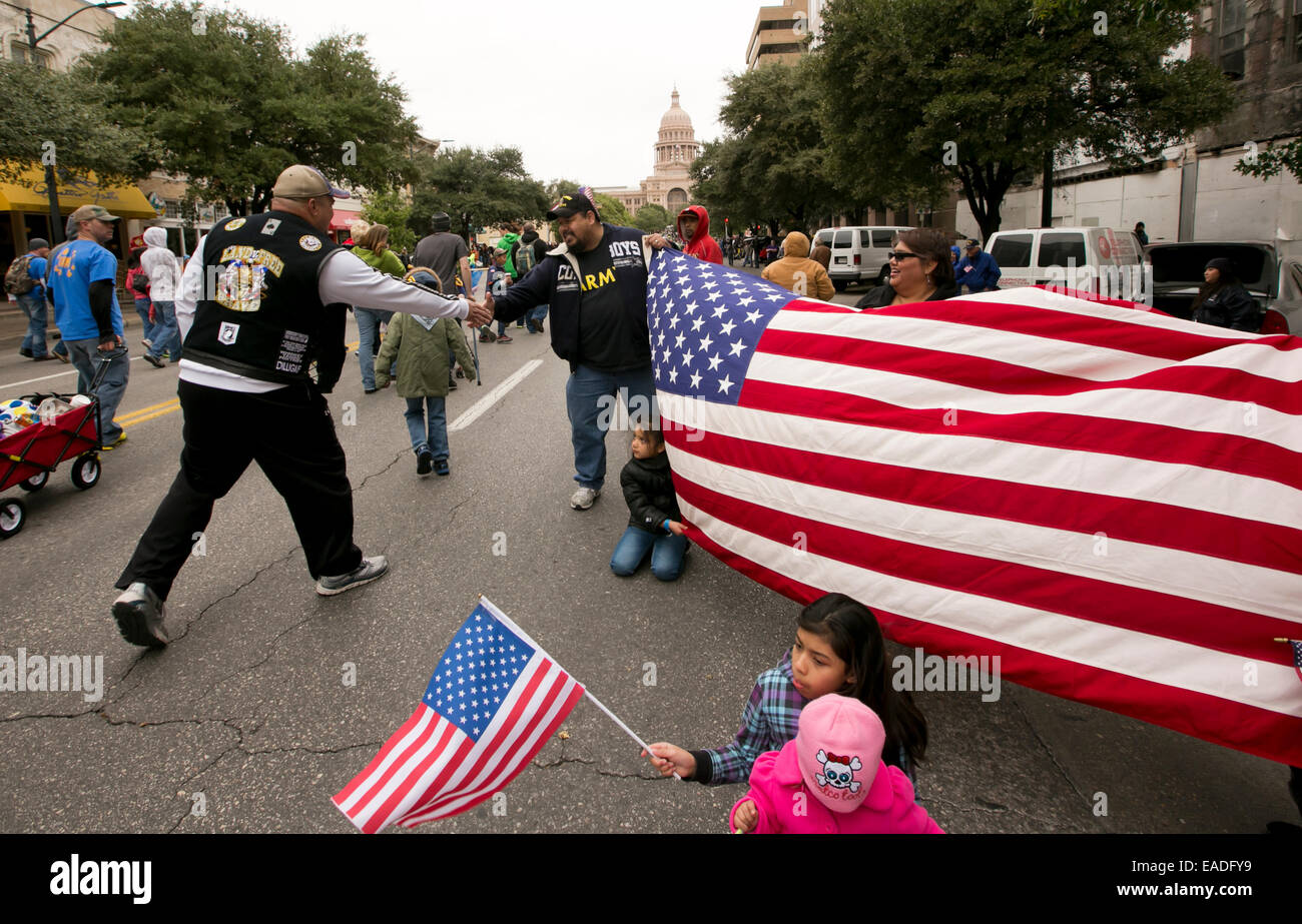 Ben wishers line up sul marciapiede sul Congress Avenue di Austin in Texas per mostrare il loro sostegno durante il veterano annuale la parata del giorno Foto Stock