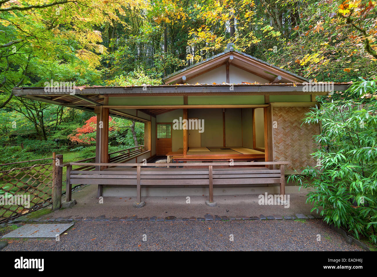 Casa da tè al Portland giardino giapponese in autunno Foto Stock