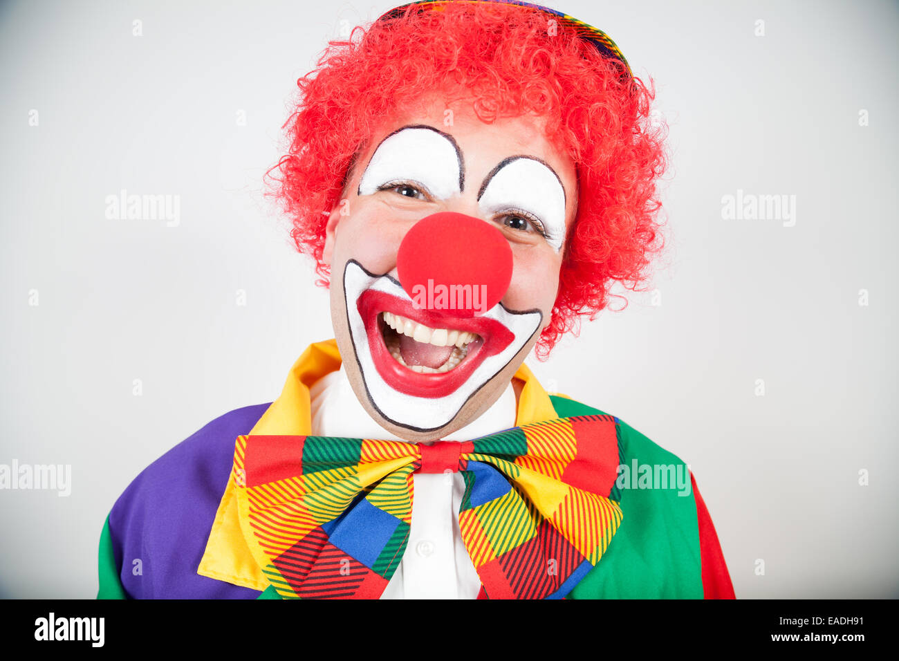 Clown sorridente con i capelli rossi Foto Stock