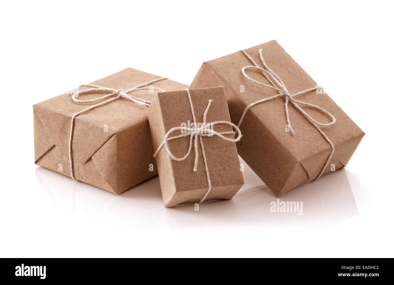 Carta riciclata marrone pacchi regalo Foto stock - Alamy