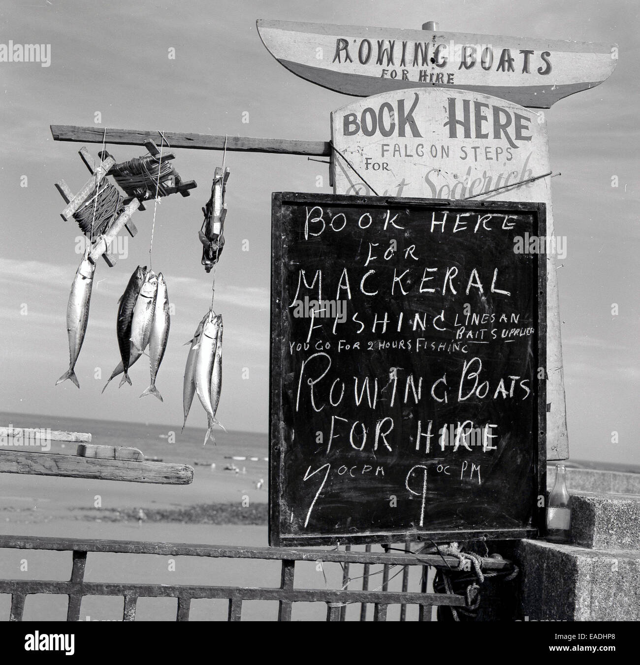 Degli anni Cinquanta, foto storiche di mostrare un segno per il noleggio di barche a remi e pesca mackeral presso il lungomare, Douglas, Isola di Man Foto Stock