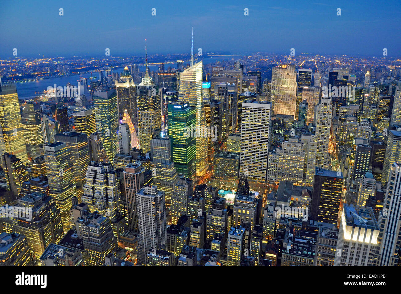 New York accesa fino al crepuscolo, la città che non dorme mai Foto Stock