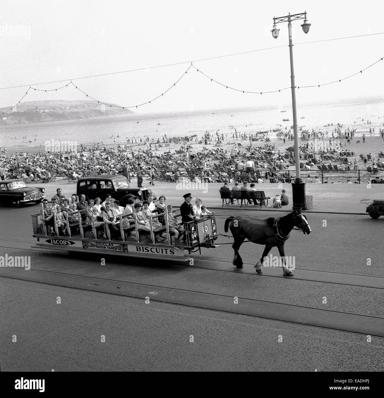 Degli anni Cinquanta, foto storiche di mostrare i turisti su un cavallo tirato il tram al lungomare, Douglas, Isola di Man Foto Stock