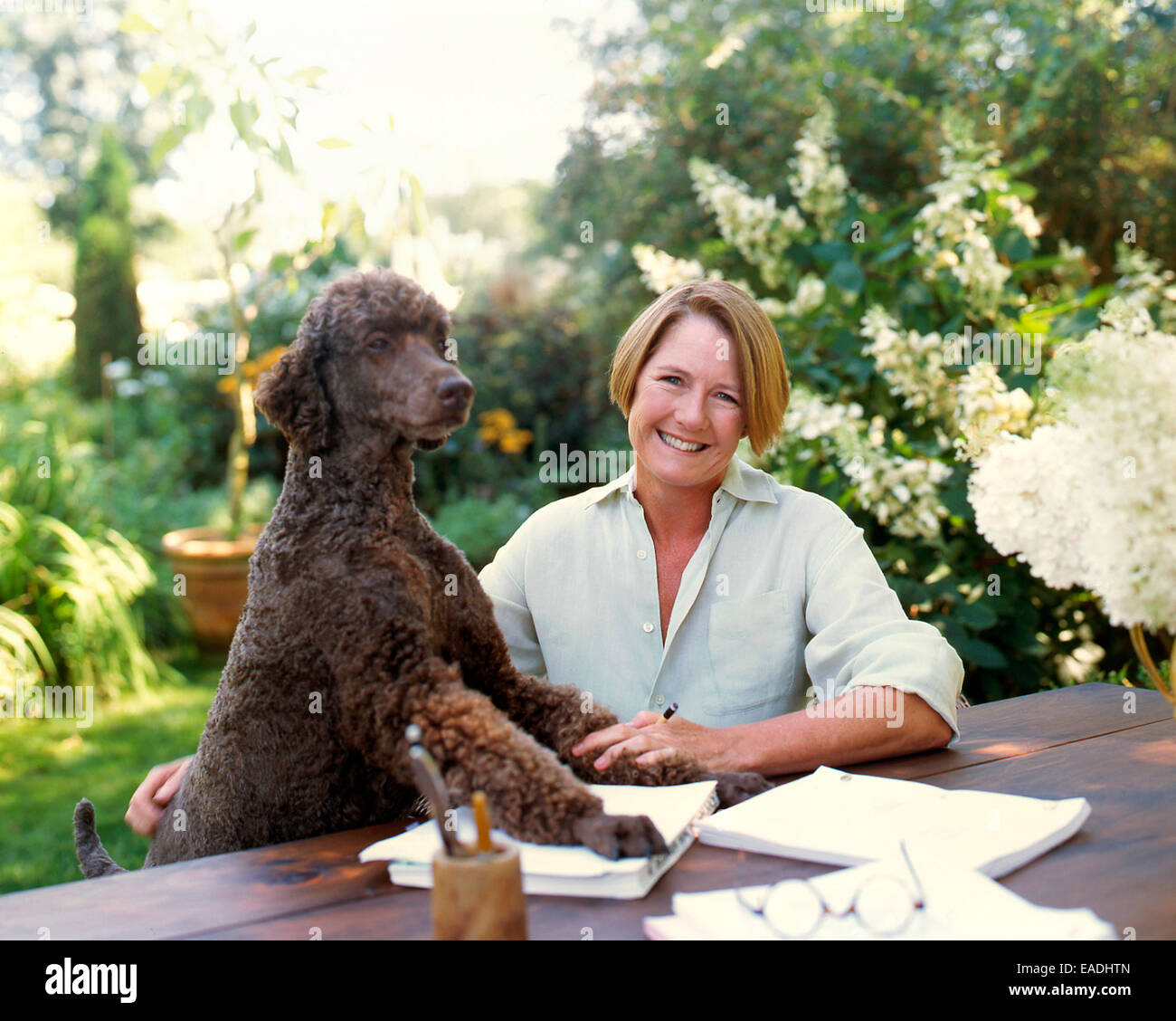 La donna e il cane in giardino Foto Stock