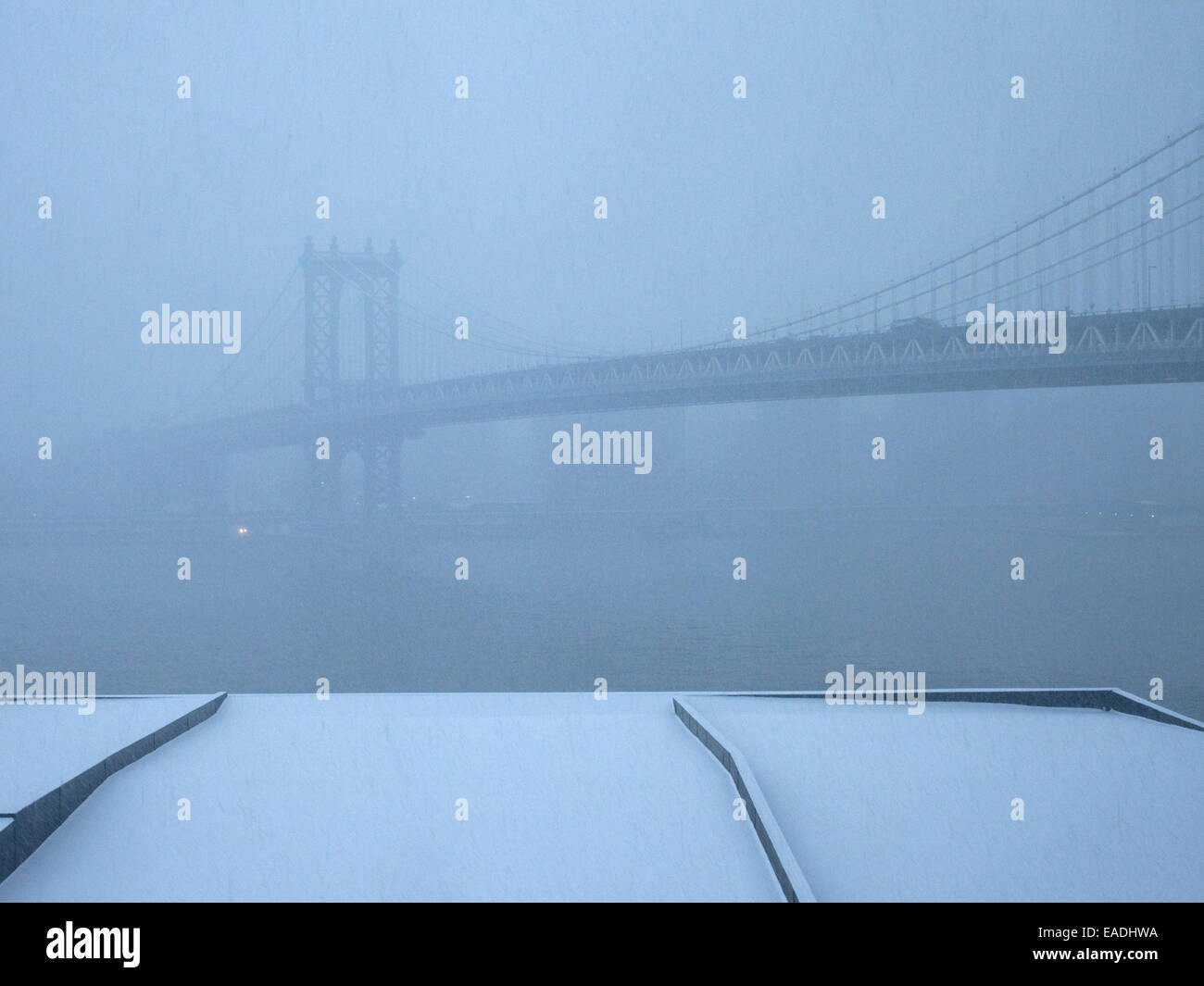 Span del Manhattan Bridge nella neve Foto Stock