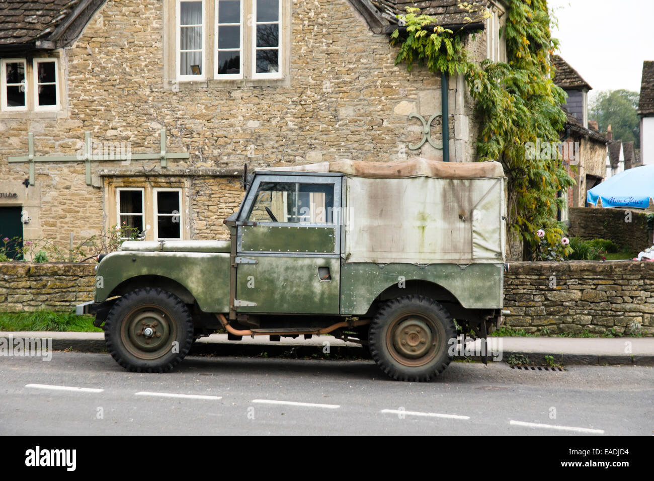 Lacock villaggio nel Wiltshire, Inghilterra UK vecchio Land Rover Foto Stock