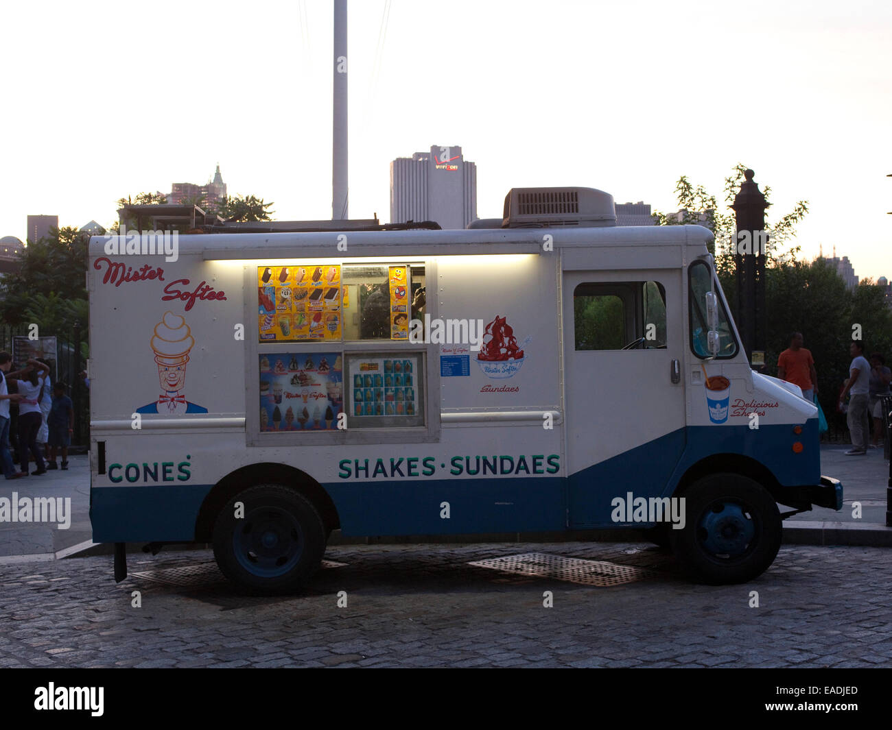 Il sig. Softy Ice Cream carrello al crepuscolo Foto Stock