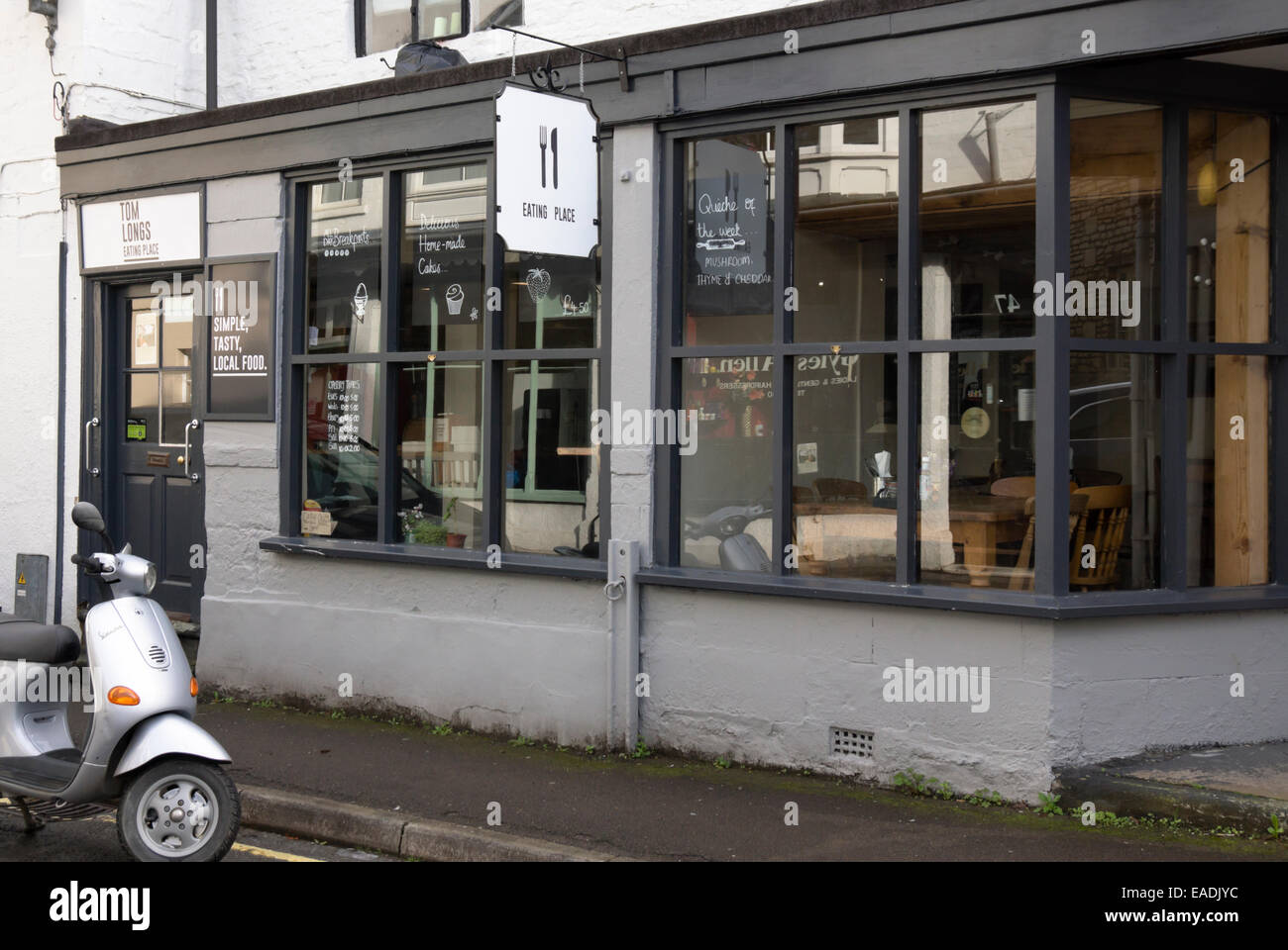Nailsworth una piccola città in Inghilterra GLOUCESTERSHIRE REGNO UNITO Tom anela mangiare posto Foto Stock