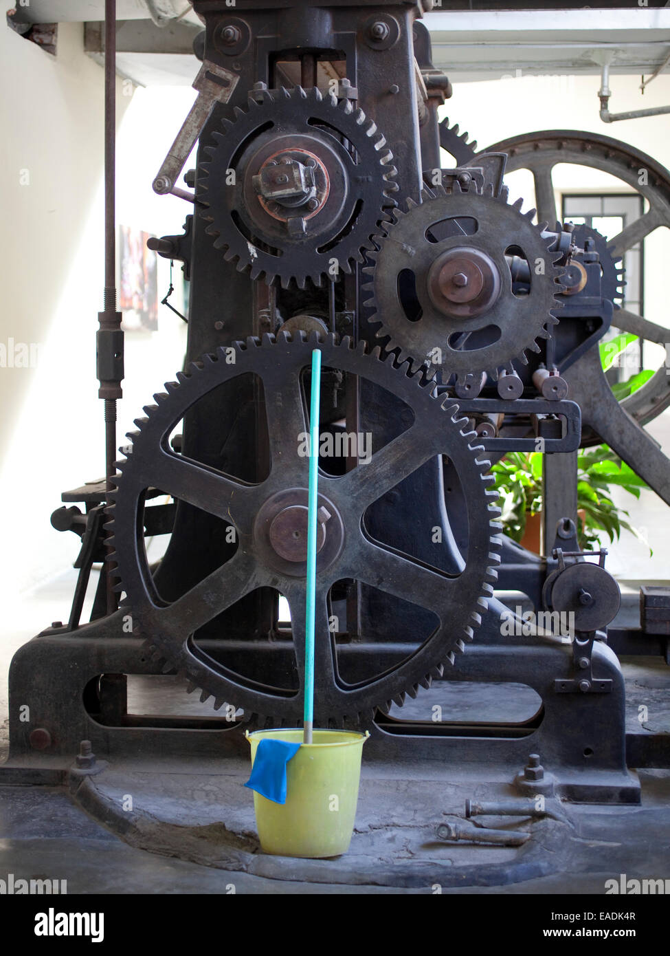 Camera con vecchi ingranaggi della macchina e mop e benna Foto Stock