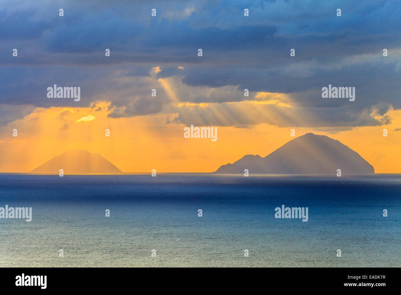 Vista delle isole Eolie di Filicudi ed Alicudi al tramonto Foto Stock