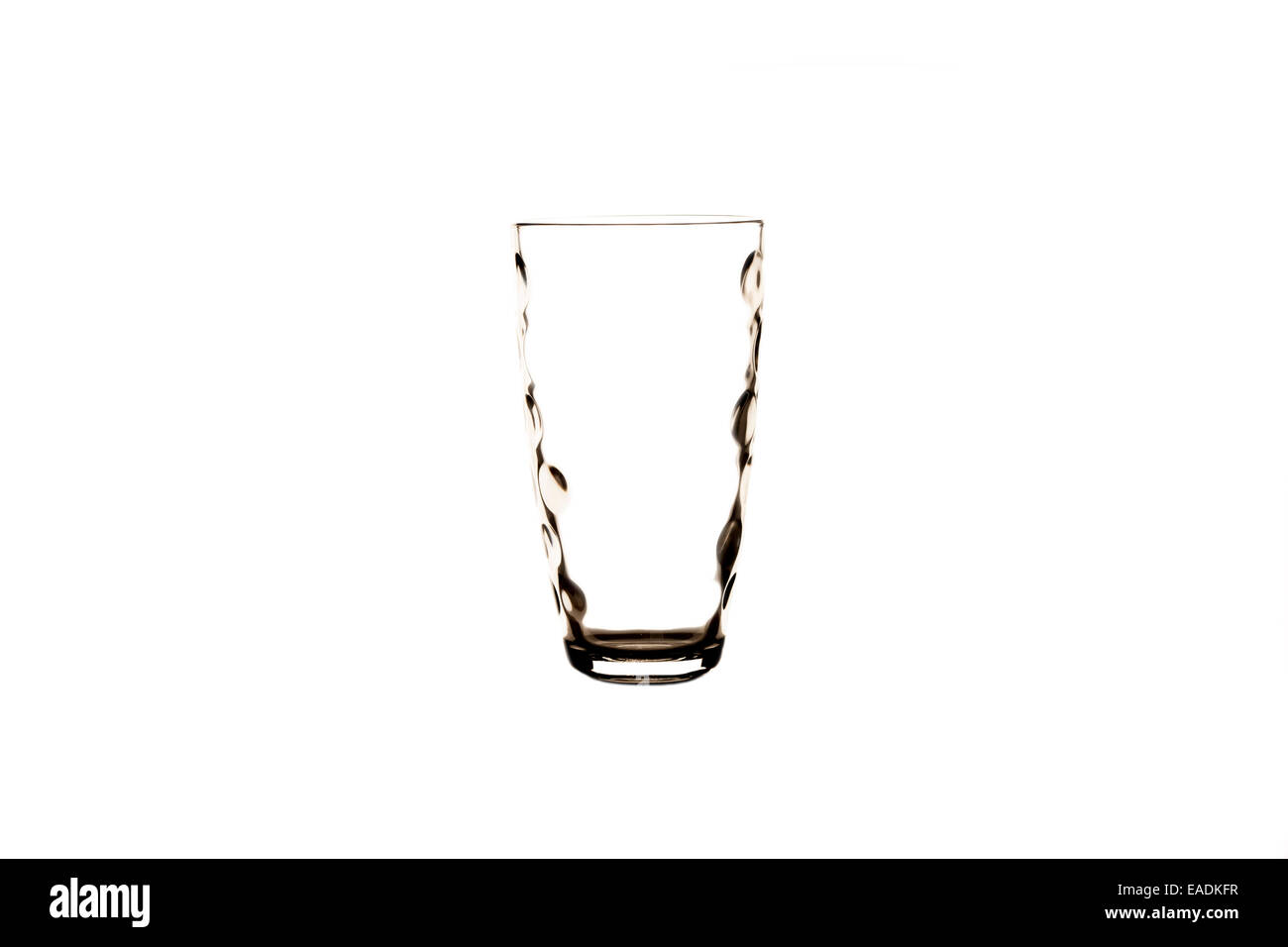 Svuotare un bicchiere di vetro Foto Stock