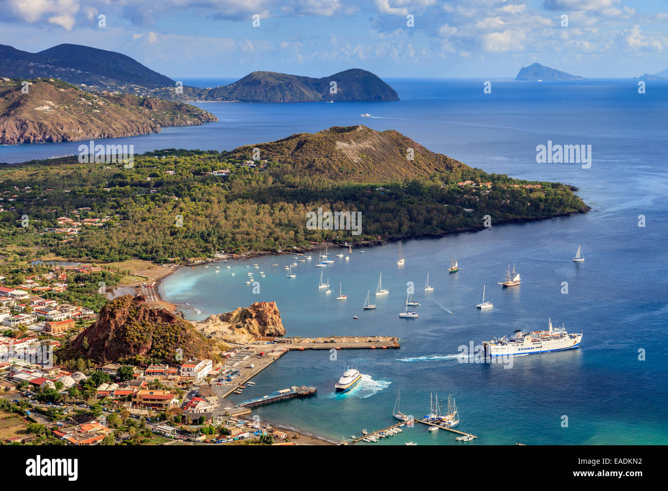 Vista sul porto di Vulcano (Isole Eolie) Foto Stock
