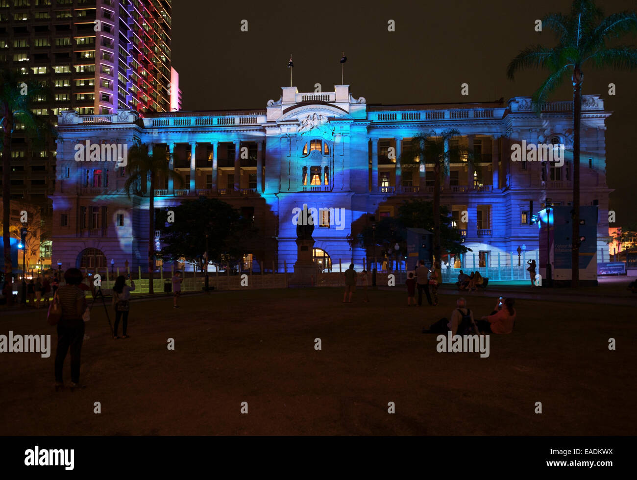 Brisbane, Australia. 12 Novembre, 2014. Una selezione di edifici sono stati illuminati con proiezioni, luci colorate e laser per 'Colore Me Brisbane' nell'leadup al G20 Leaders Summit che si terrà a Brisbane, la capitale del Queensland, Australia, il 15 e 16 novembre 2014 Credit: Giovanni Quixley/Alamy Live News Foto Stock