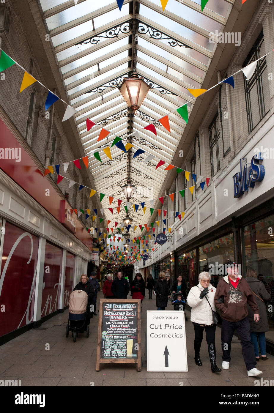 Autunno shopper in Cambridge Arcade Lord Street Southport Merseyside Foto Stock