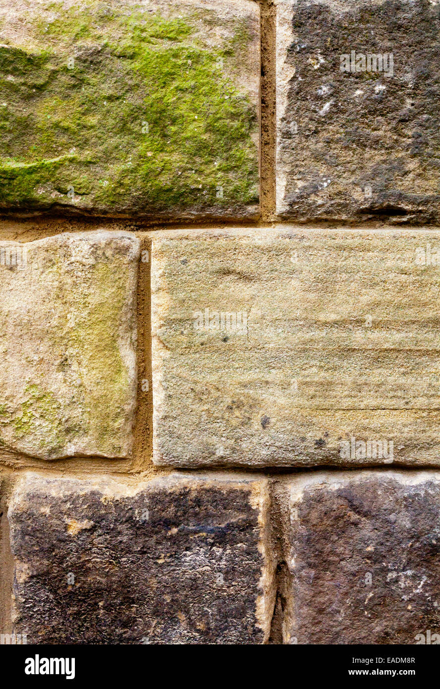 Dettaglio della parete realizzata in tradizionali Derbyshire pietra un materiale edile naturale prodotta nel Regno Unito Foto Stock