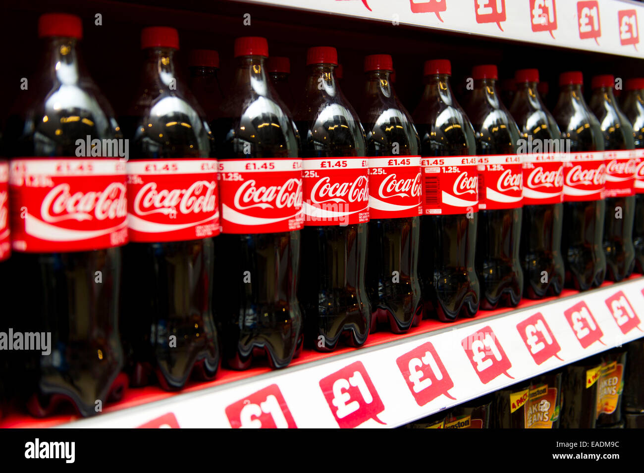 Coca cola bottiglie di coca cola in vendita in un supermercato. Foto Stock