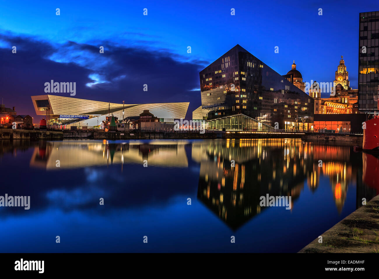 Liverpool docks e Waterfront, con Liverpool Museum nello skyline della citta'. Foto Stock