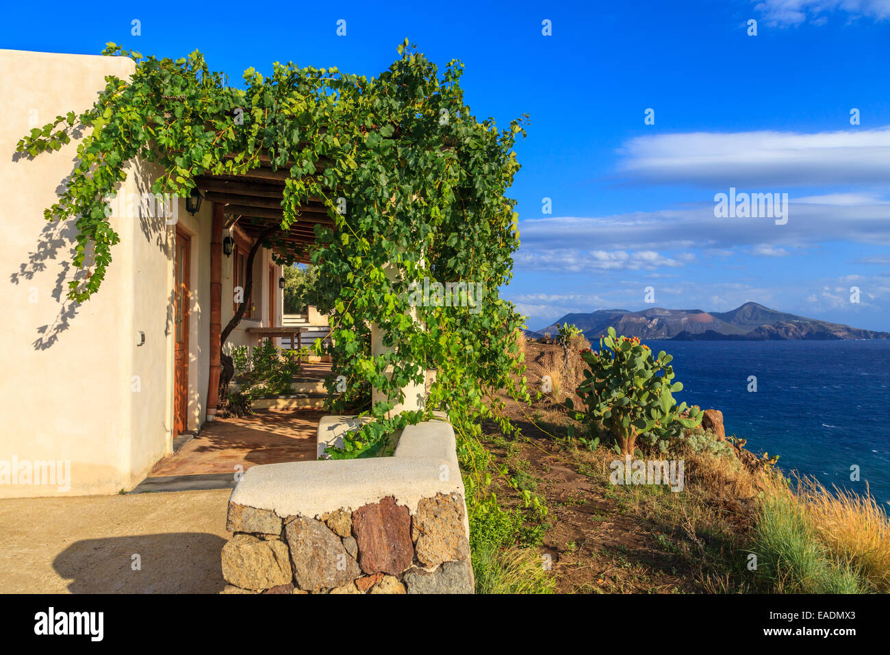 Casa eoliana con una bellissima vista sul mare Foto Stock