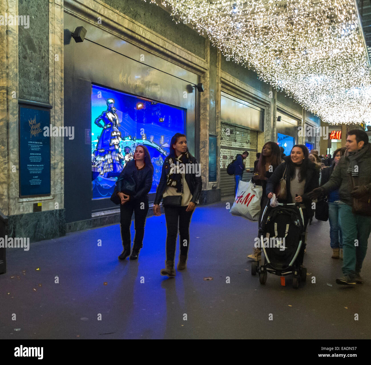 Parigi, Francia, People Window Shopping, grandi magazzini francesi, luci di Natale, decorazioni, illuminazione, le Printemps, (credito: Jean-Claude Dehix,) Burberry, scena di strada parigina, haussmann Parigi, finestre di notte, shopping natalizio nei negozi Foto Stock