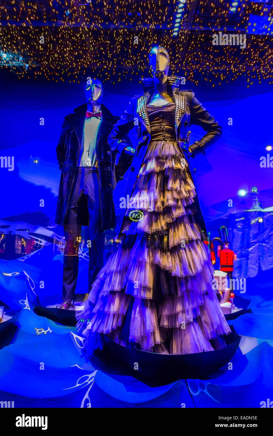 Parigi, Francia, Luxury brand della moda, negozi di abbigliamento,  dipartimento francese Store Window, decorazioni di Natale, illuminazione  Printemps (credito: Jean-Claude Dehix, Designer), Burberry, manichini  vestiti alla moda Foto stock - Alamy