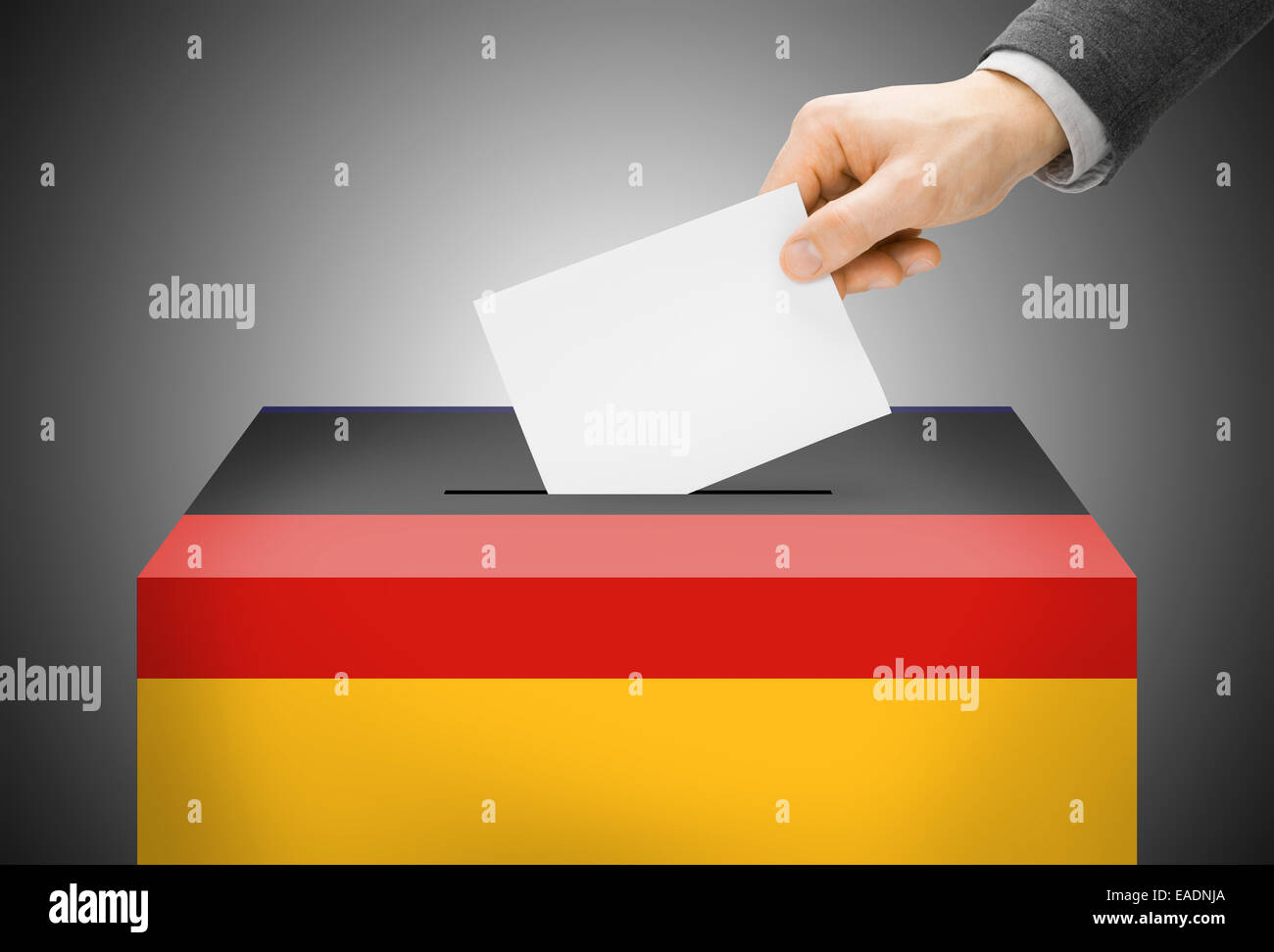 Concetto di voto - urne dipinte in bandiera nazionale colori - Germania Foto Stock