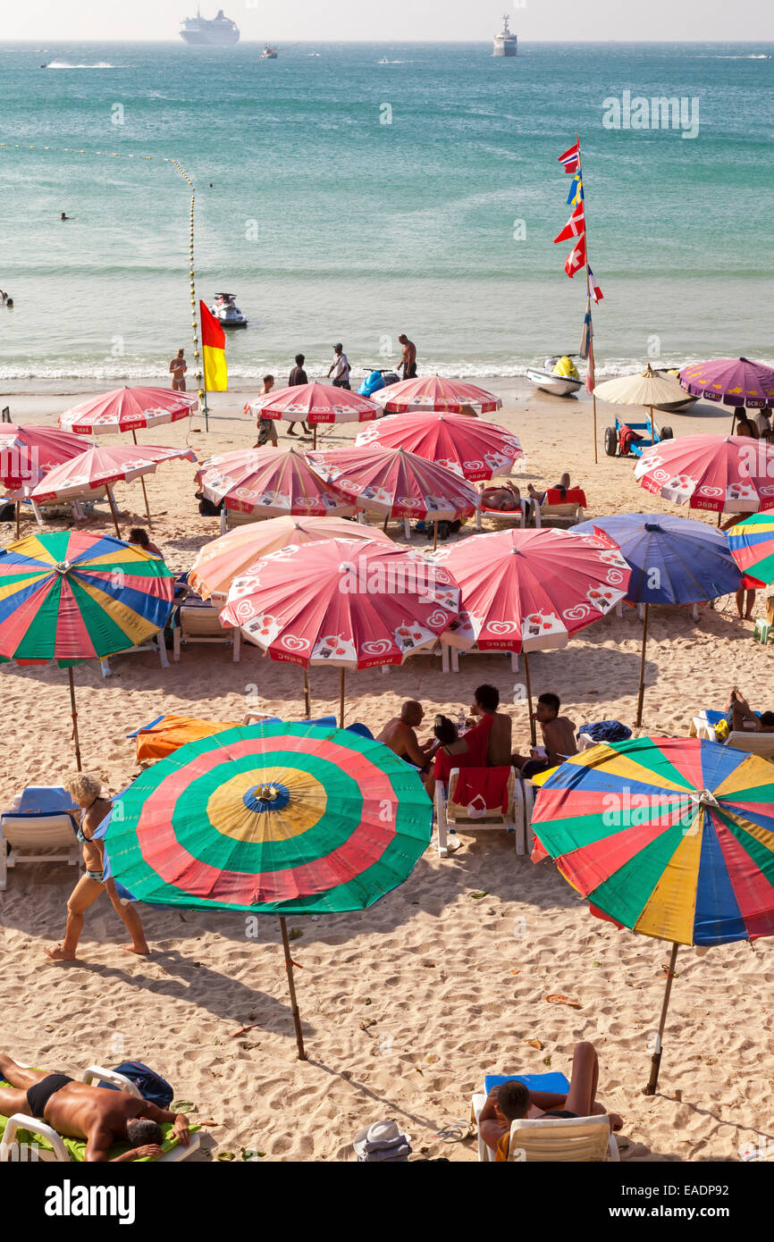 Tourist sulla spiaggia di Patong, Phuket, Tailandia Foto Stock