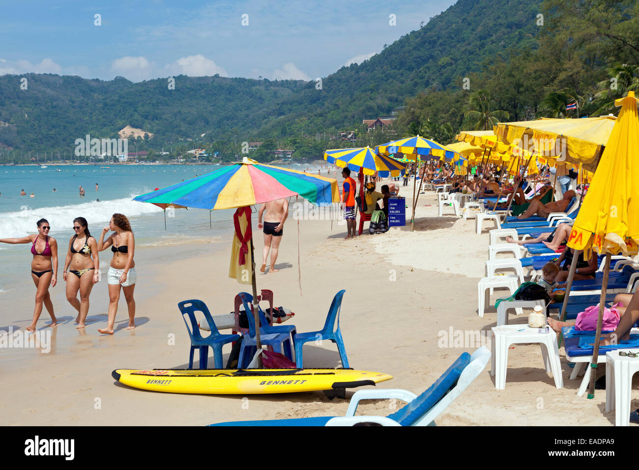 I turisti sulla spiaggia di Patong, Phuket, Tailandia Foto Stock