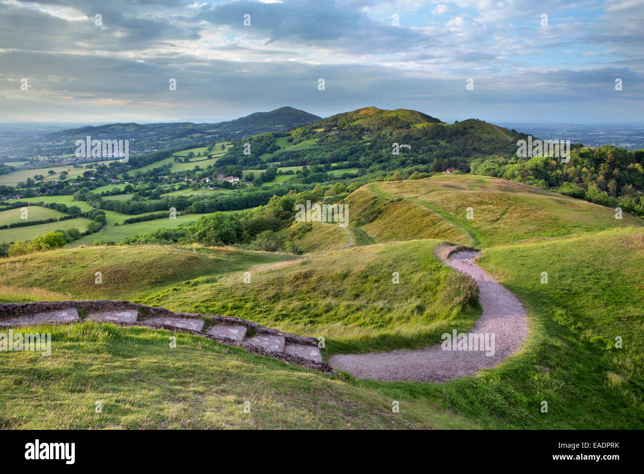 I bastioni della storica hill fort britannica di Camp, Herefordshire Beacon vengono illuminati con la forte luce del tramonto Foto Stock