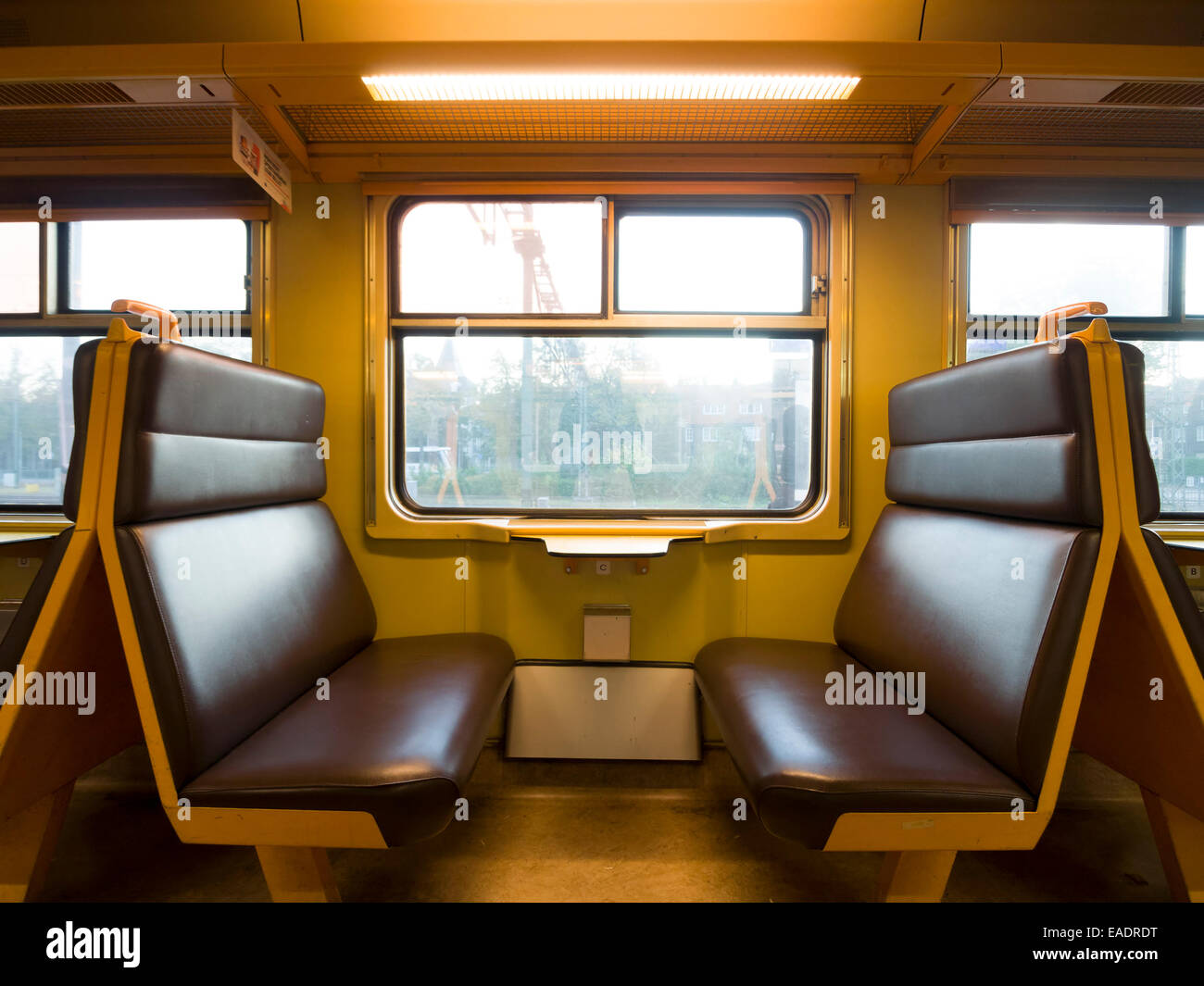 Trasporto in treno con posti vuoti faccia a faccia Foto Stock