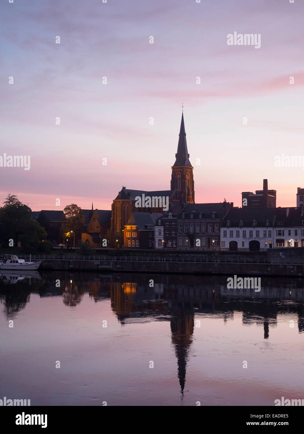 Silhouette del San Martinus chiesa torre a Maastricht, Olanda, Europa Foto Stock