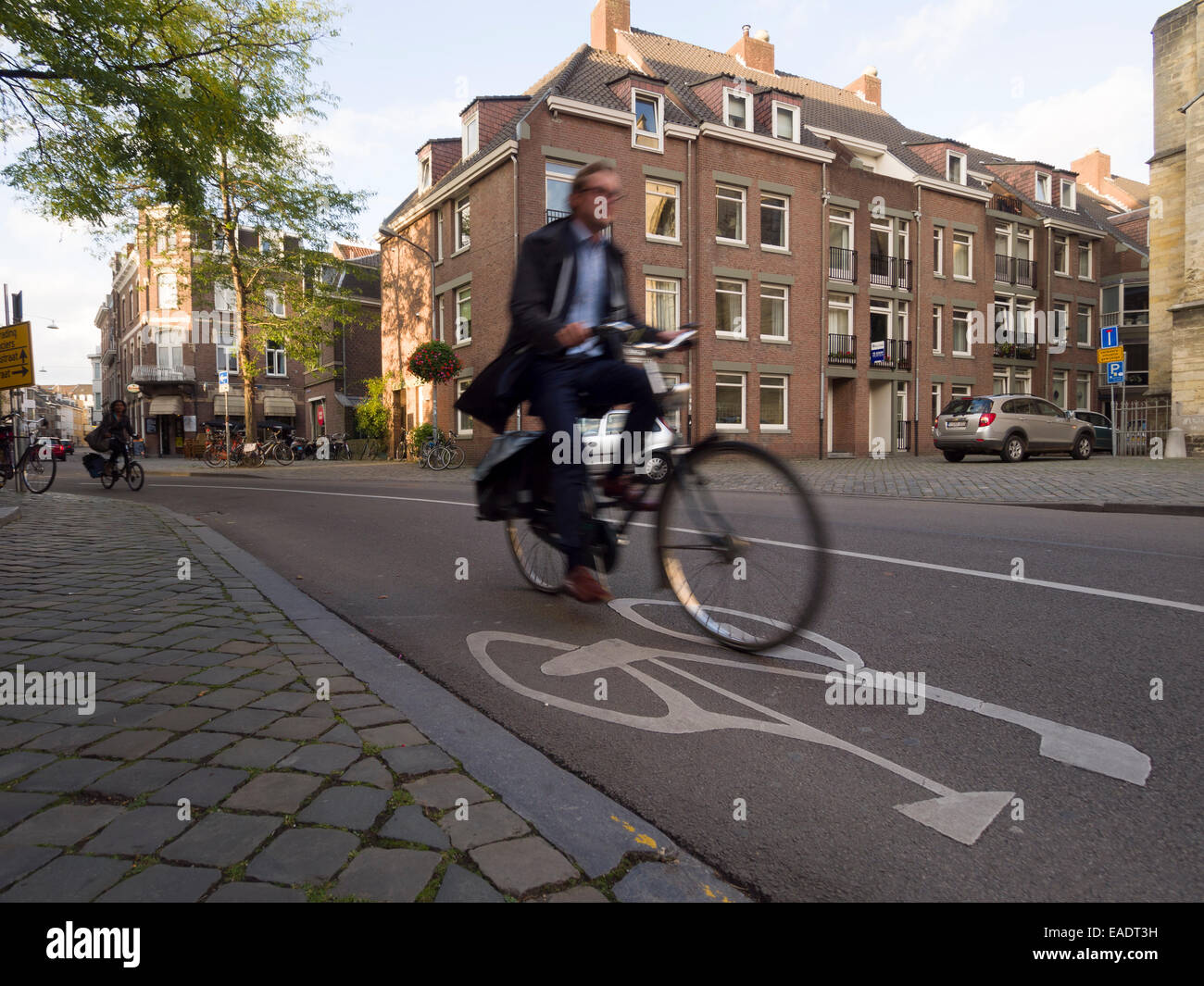 Uomo in sella alla sua bicicletta su una pista ciclabile a Maastricht, Olanda, Europa Foto Stock