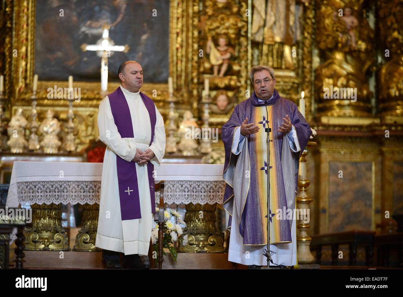 Omelia sacerdote immagini e fotografie stock ad alta risoluzione - Alamy
